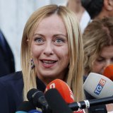 Depuis son arrivée au pouvoir en octobre 2022, la Première ministre Giorgia Meloni plaide la défense de l'industrie automobile pour freiner le mouvement de limitation des émissions polluantes.